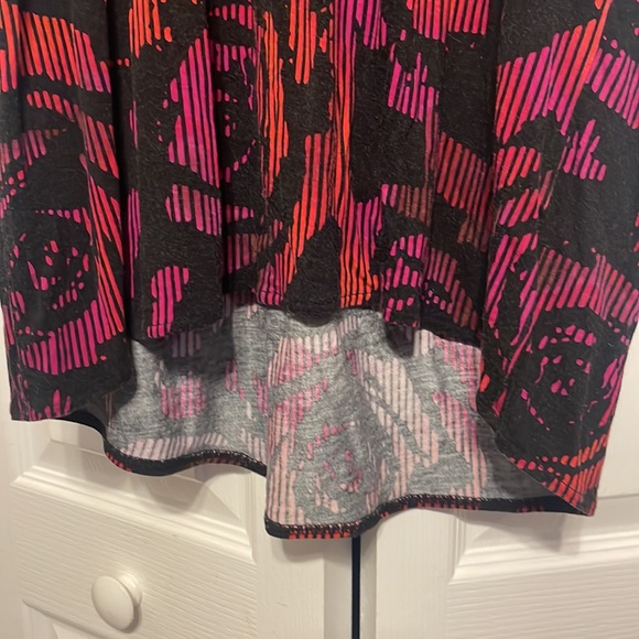 Medium Worthington Red, pink, and Black Rose print high/lo Tank - Picture 2 of 7